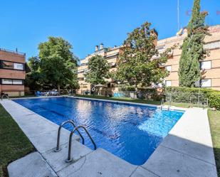 Piscina de Casa adosada de lloguer en Majadahonda amb Aire condicionat i Terrassa