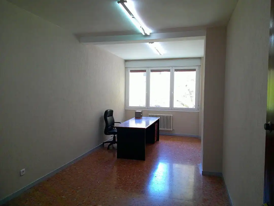 Oficina de alquiler en  Pamplona / Iruña con Calefacción