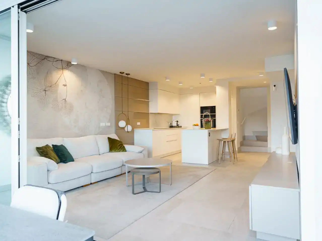 Sala d'estar de Casa adosada en venda en Almuñécar amb Aire condicionat, Piscina i Balcó