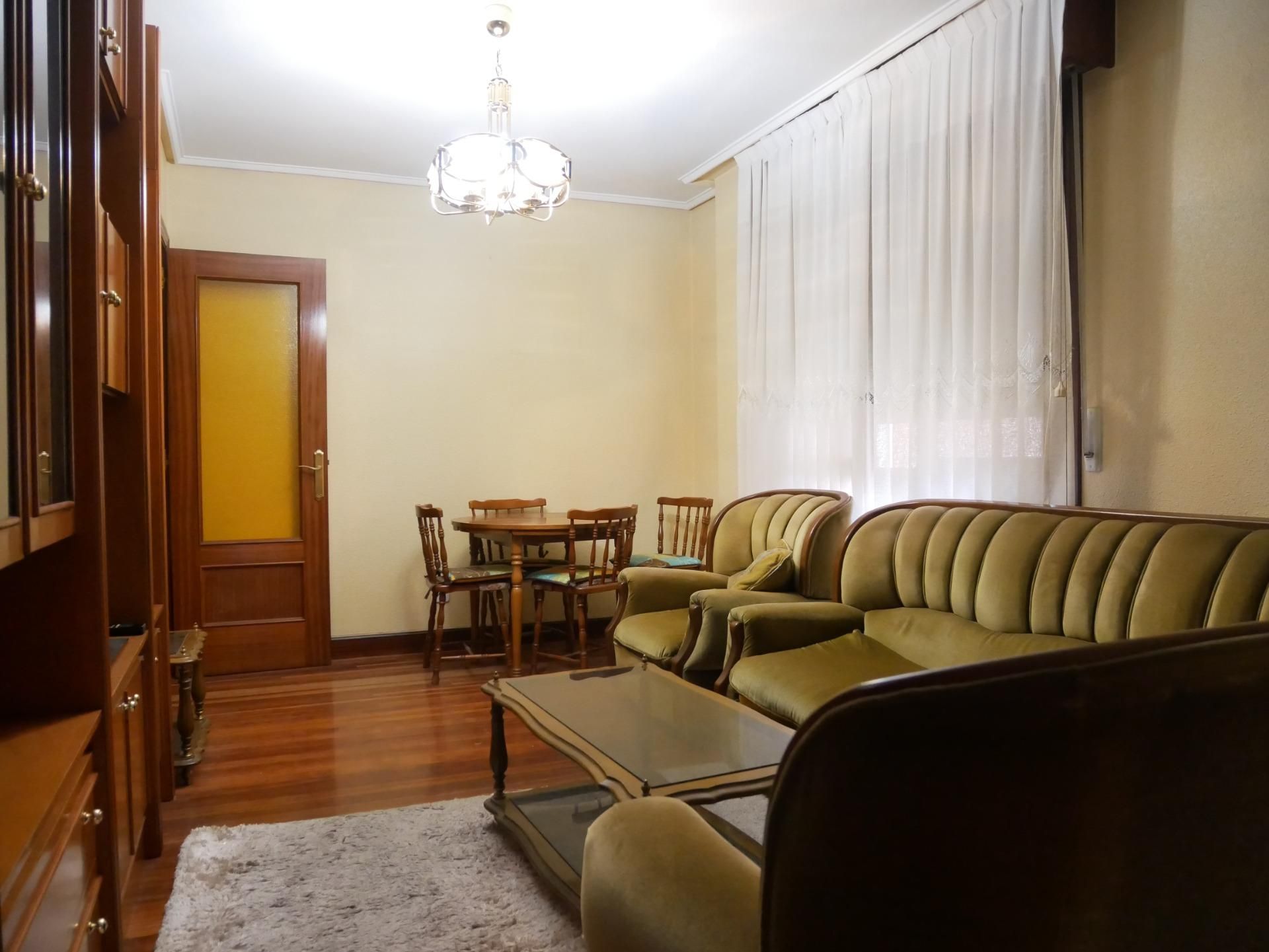 Sala d'estar de Pis en venda en Basauri  amb Calefacció i Balcó