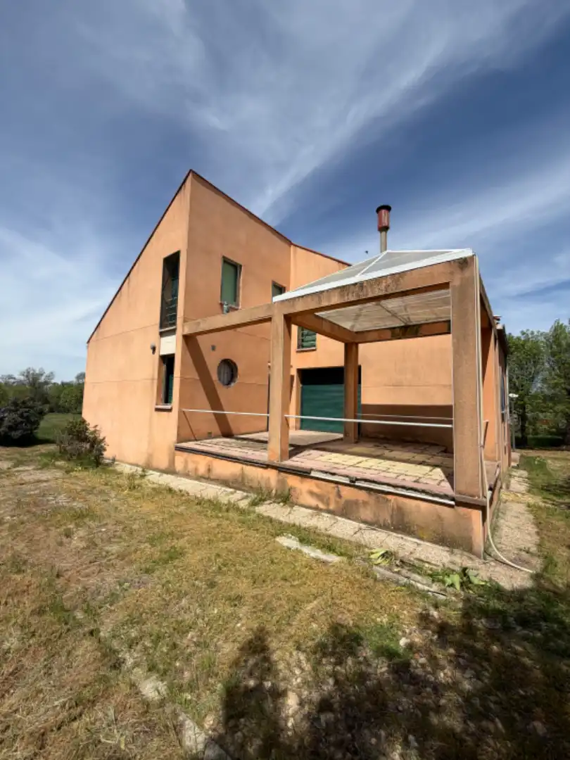 Vista exterior de Casa o xalet en venda en Torrecaballeros amb Calefacció, Jardí privat i Terrassa