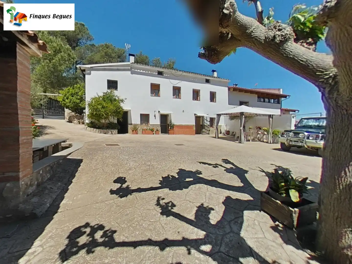 Vista exterior de Finca rústica en venda en Begues amb Calefacció, Jardí privat i Moblat