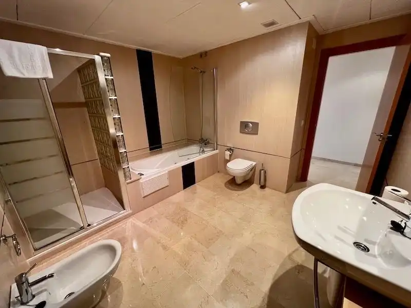 Baño de Apartamento de alquiler en Pego con Aire acondicionado, Calefacción y Terraza