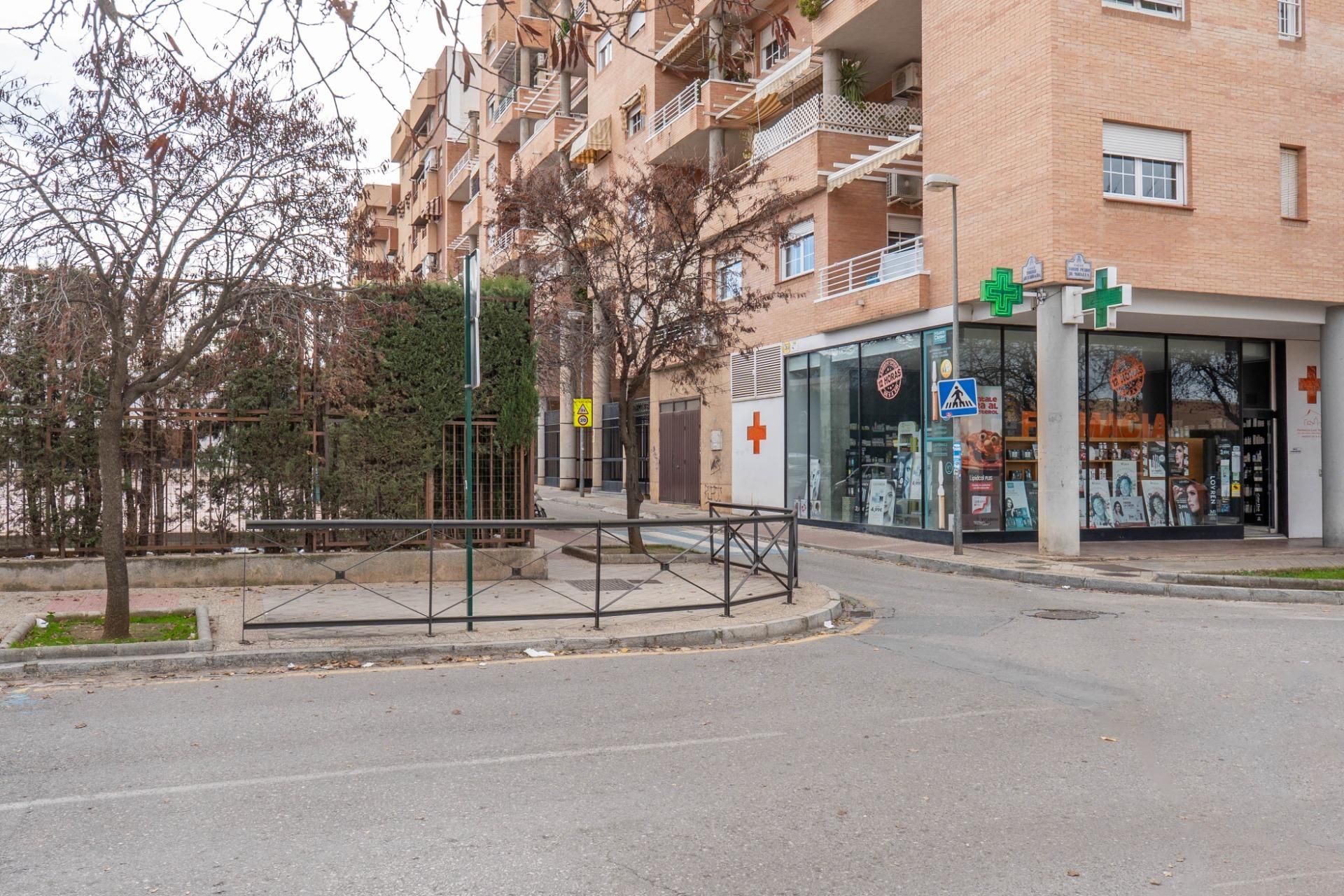 Exterior view of Premises for sale in  Granada Capital
