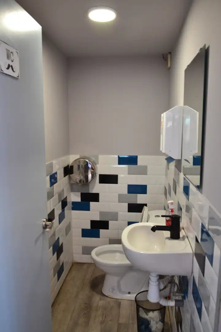 Baño de Local en traspaso en Zaragoza con Aire acondicionado, Amueblado y Internet