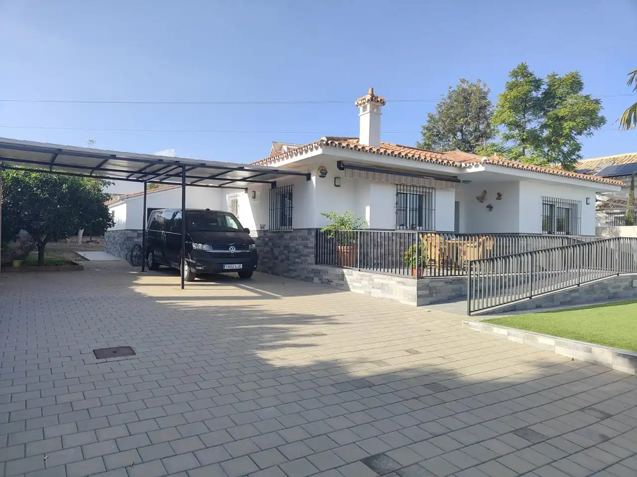 Vista exterior de Casa o xalet de lloguer en Alhaurín de la Torre amb Aire condicionat, Jardí privat i Piscina