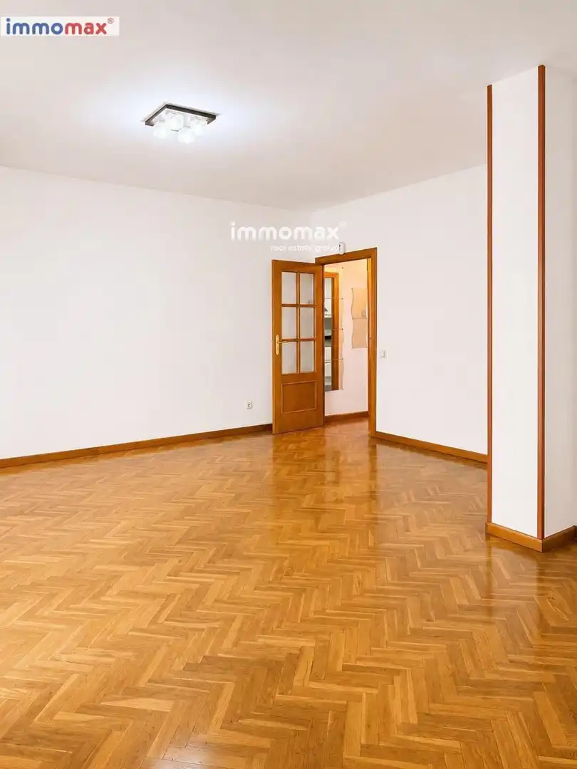 Sala d'estar de Pis en venda en Cornellà de Llobregat amb Aire condicionat