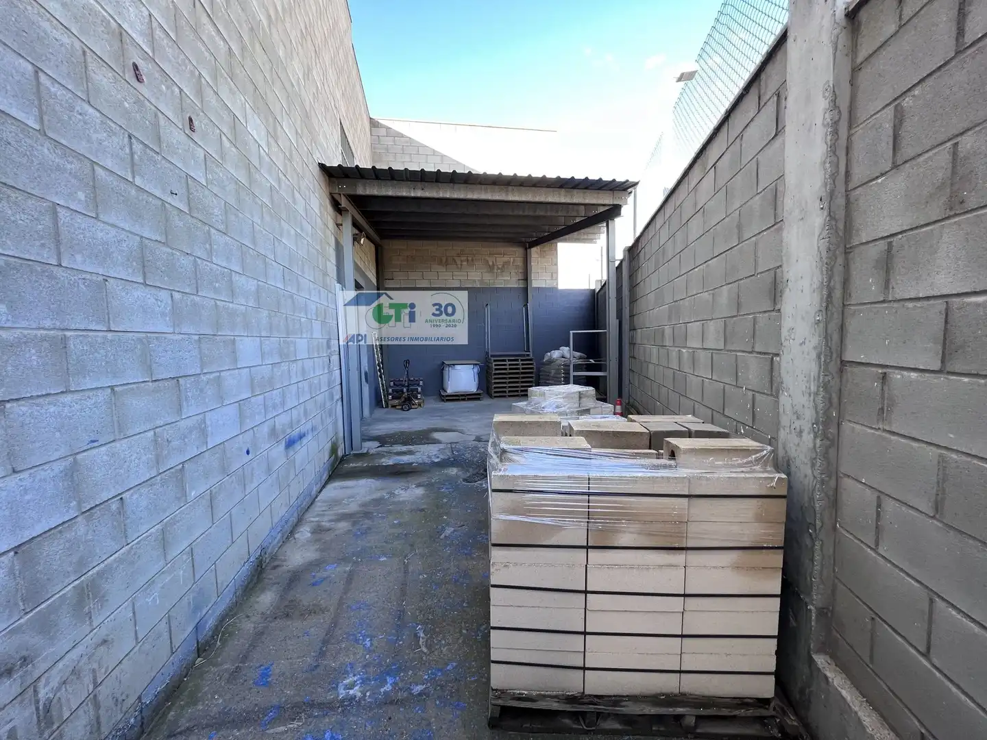 Außenansicht von Fabrikhallen zur Miete in Zaragoza