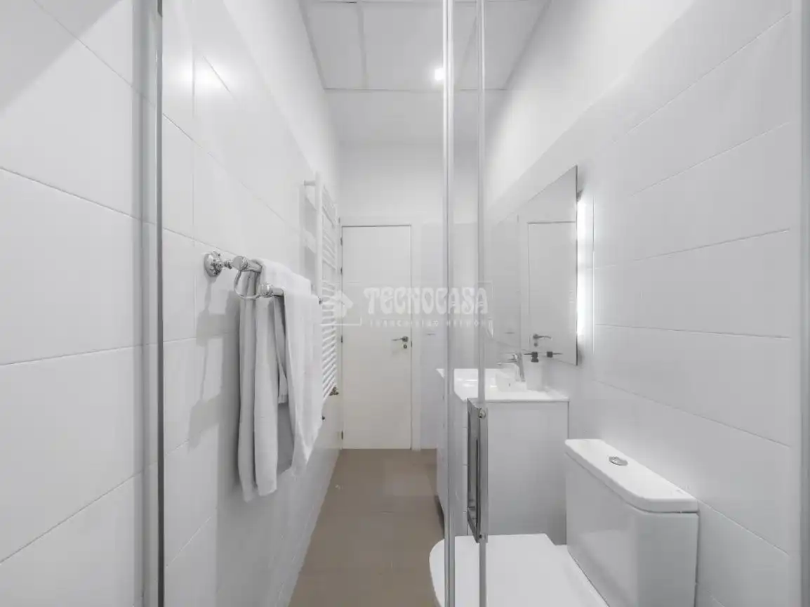 Bathroom of Flat for sale in Madrid  with Air Conditioner and Heating