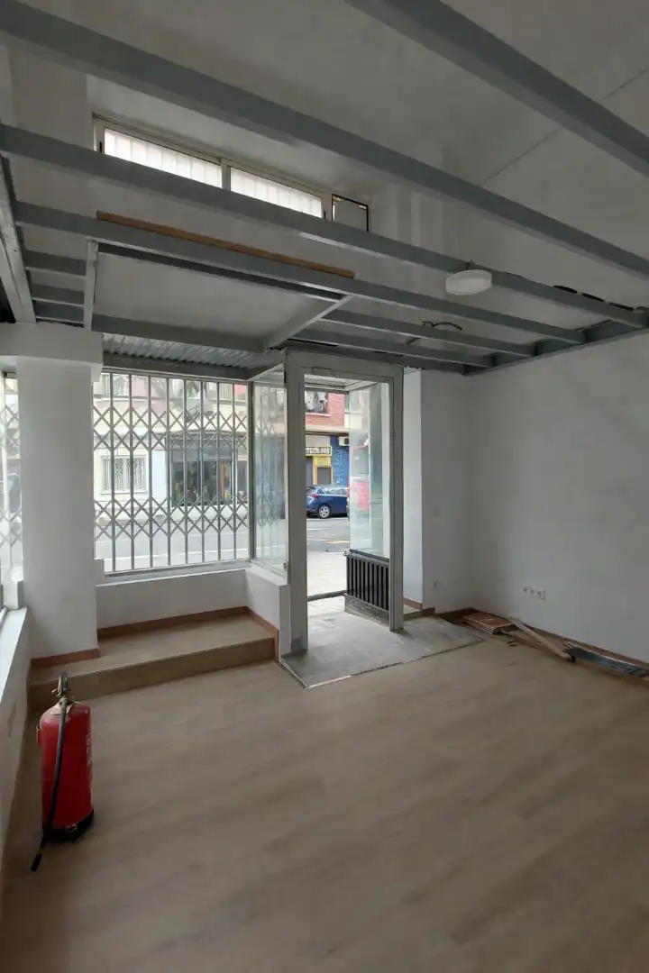 Local de alquiler en Calle del Monasterio de Veruela, 46, Las Fuentes