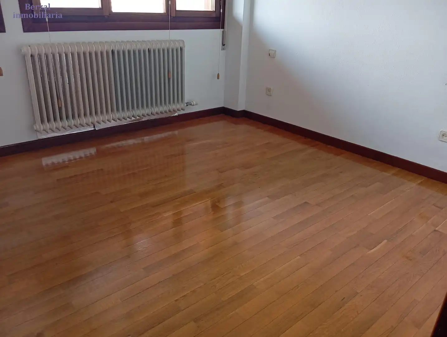 Habitación de Piso de alquiler en  Logroño con Calefacción, Jardín privado y Terraza