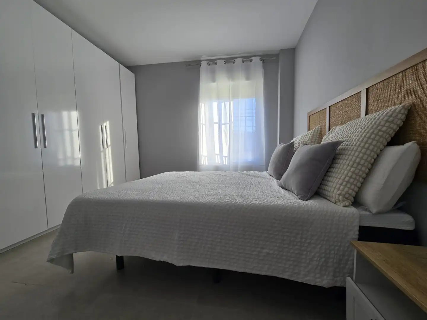 Habitación de Piso de alquiler en Sanlúcar la Mayor con Aire acondicionado, Amueblado y TV