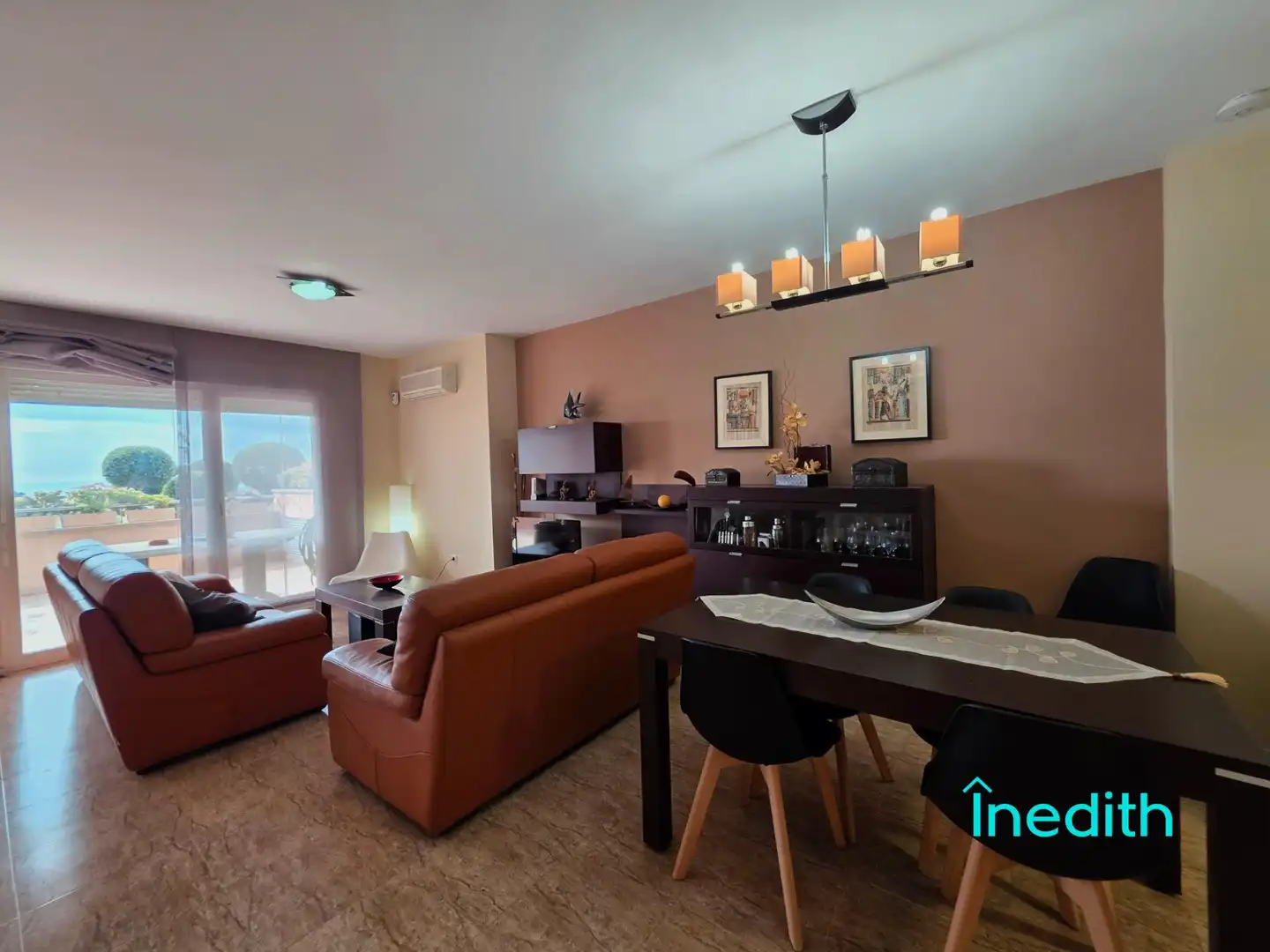 Sala d'estar de Casa adosada en venda en Cubelles amb Aire condicionat, Calefacció i Jardí privat