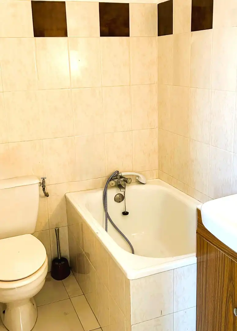Bany de Finca rústica en venda en Estepona amb Jardí privat, Terrassa i Piscina