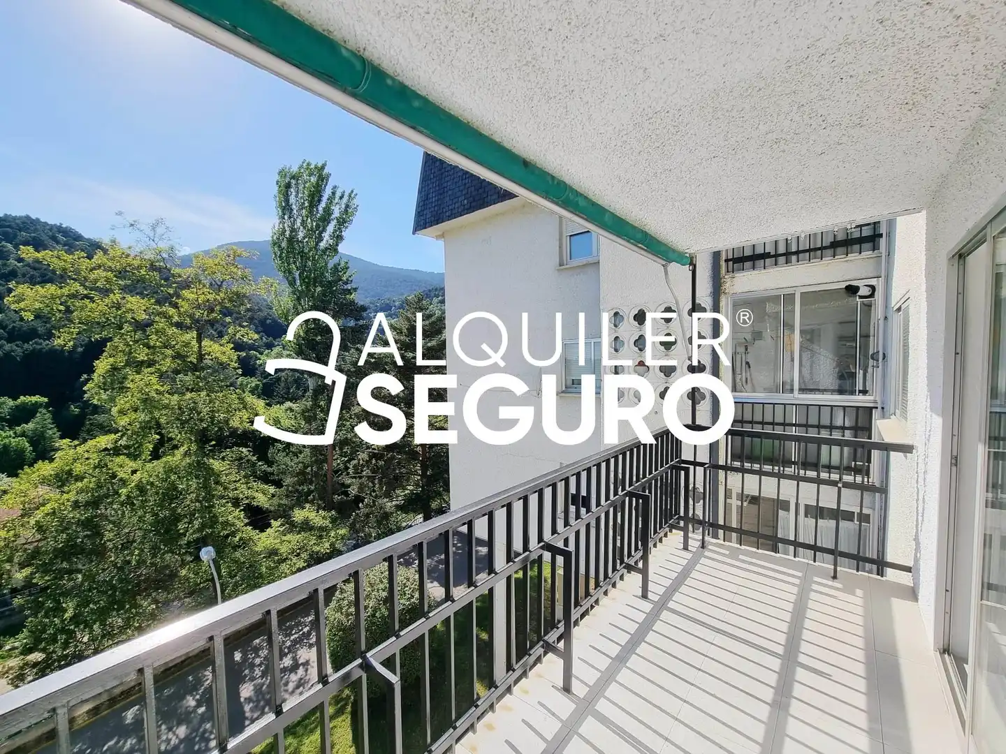 Vista exterior de Pis de lloguer en Cercedilla amb Calefacció, Terrassa i Piscina