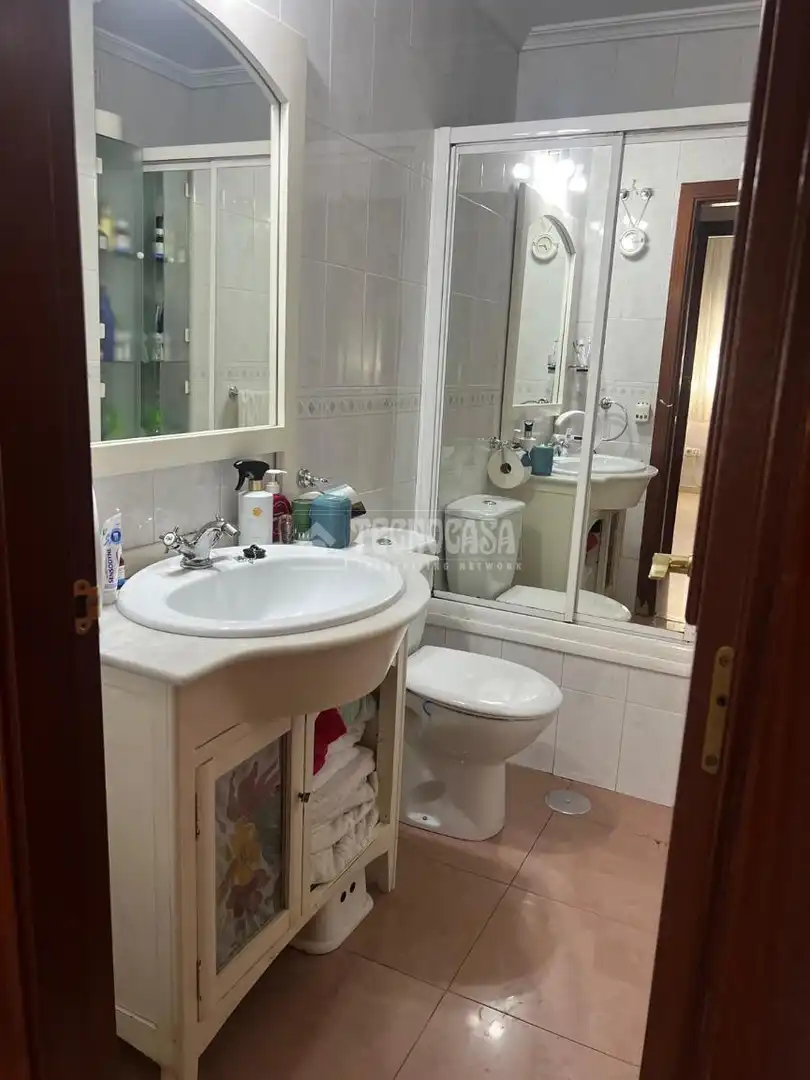 Bathroom of Flat for sale in Sevilla  with Air Conditioner, Heating and Storage room