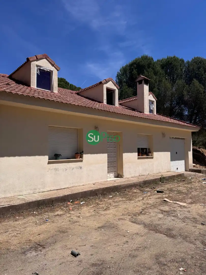 Vista exterior de Casa o xalet en venda en San Martín de Valdeiglesias amb Jardí privat