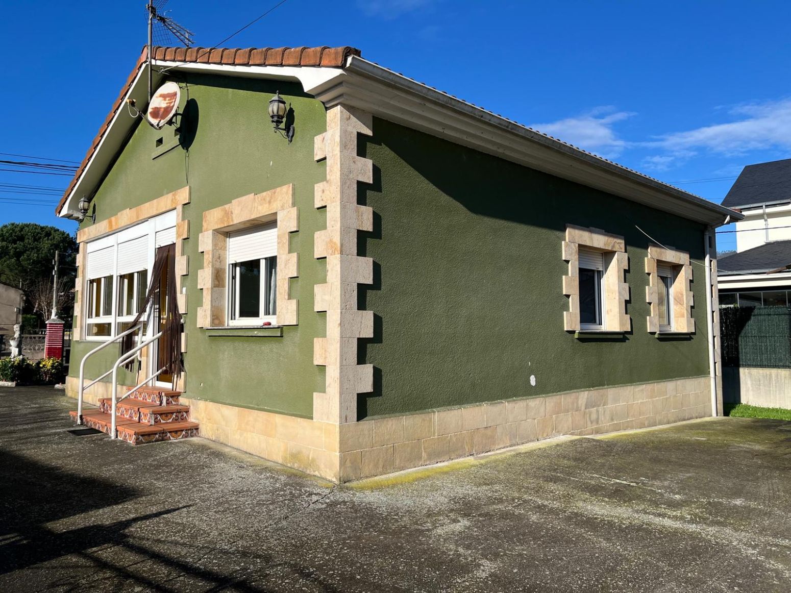 Vista exterior de Casa o xalet en venda en Los Corrales de Buelna  amb Calefacció i Jardí privat