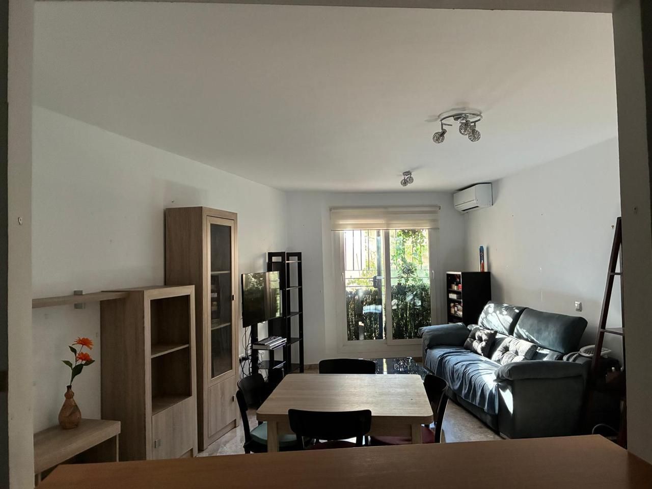 Sala d'estar de Planta baixa de lloguer en Torremolinos amb Aire condicionat, Terrassa i Moblat