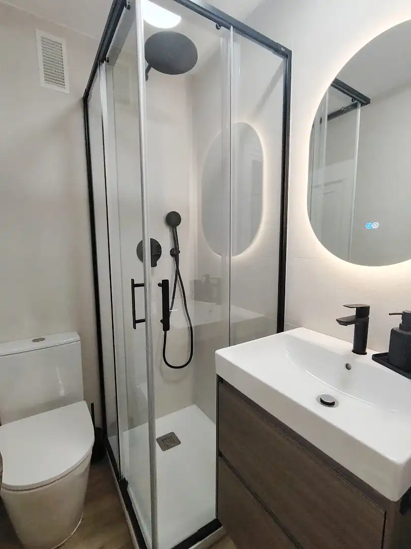 Baño de Piso de alquiler en Gijón  con Calefacción, Parquet y Terraza