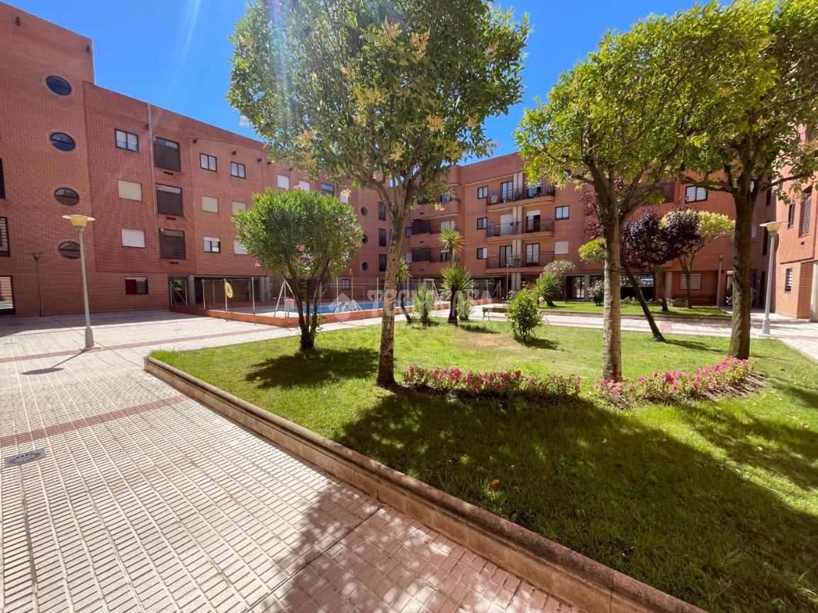 Vista exterior de Piso en venta en Salamanca Capital con Calefacción y Terraza