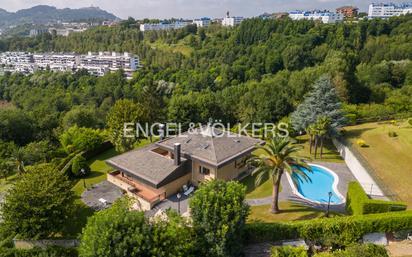 Vista exterior de Finca rústica en venda en Donostia - San Sebastián  amb Terrassa, Piscina i Balcó