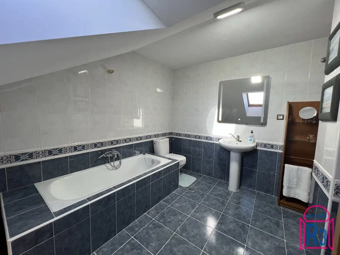 Bathroom of Duplexes for sale in Villaquilambre  with Heating, Terrace and Storage room