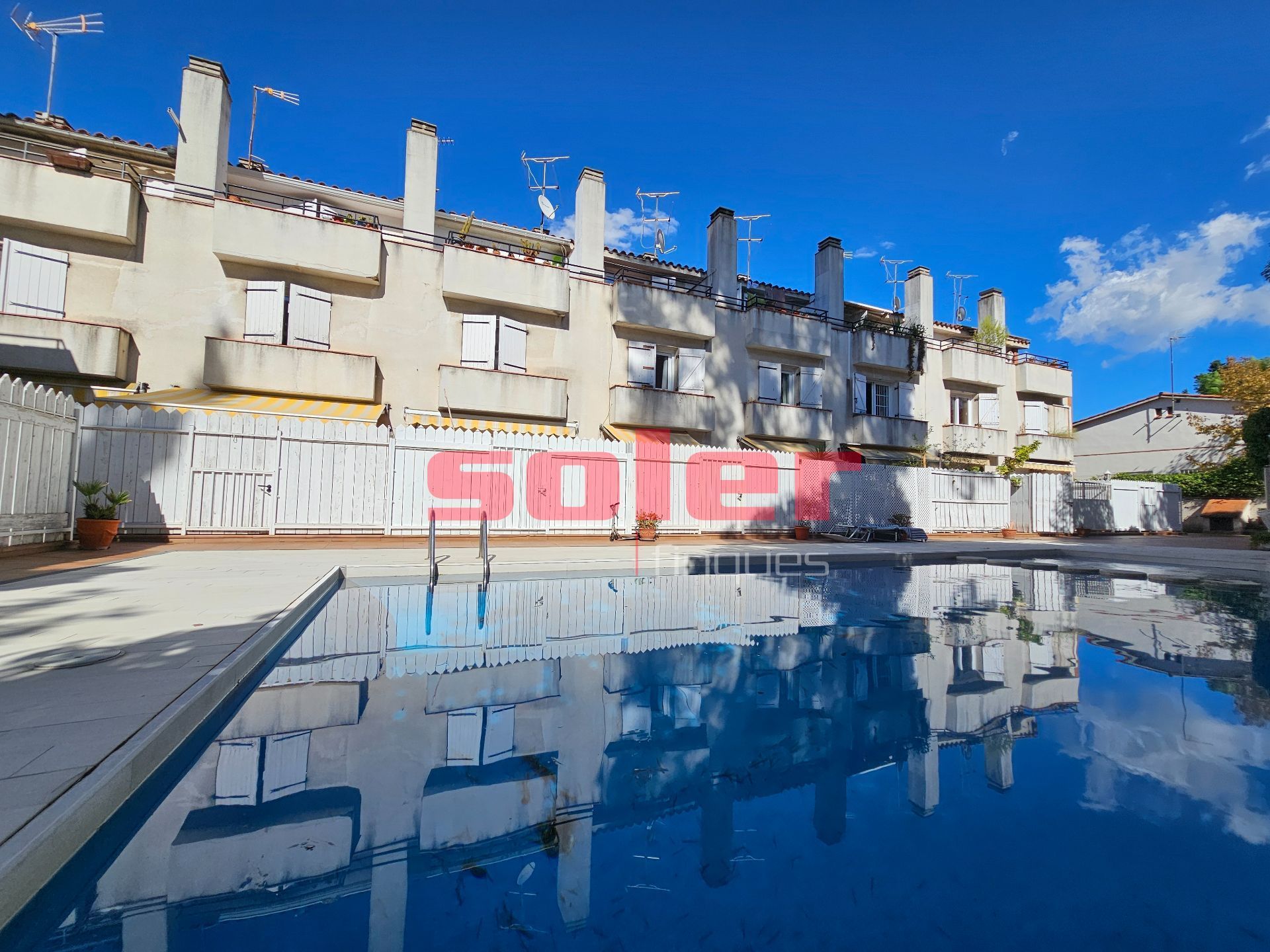 Exterior view of Single-family semi-detached for sale in Sant Cugat del Vallès  with Air Conditioner, Heating and Private garden