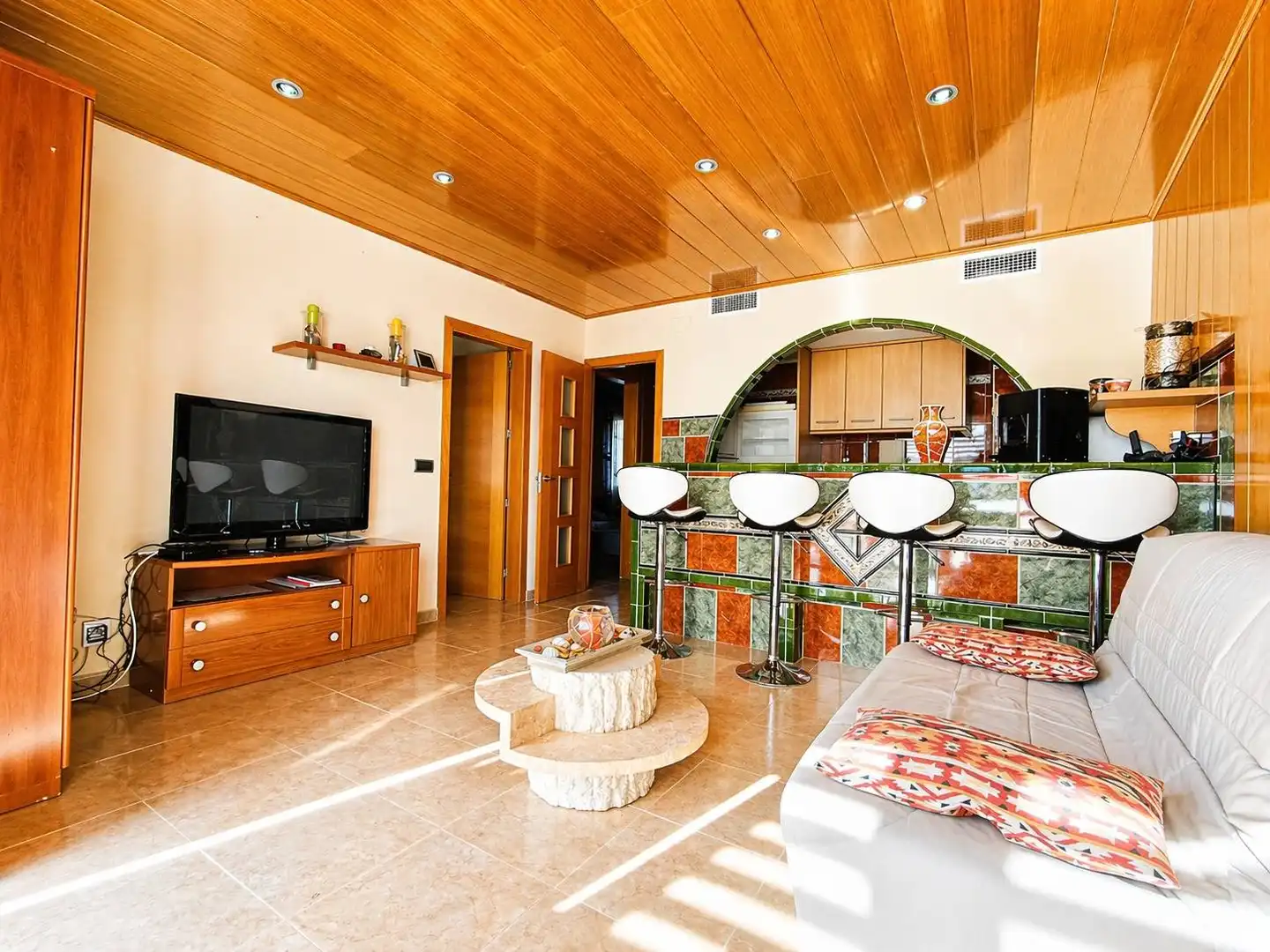 Sala de estar de Piso en venta en Sant Pere Pescador con Terraza, Amueblado y Piscina comunitaria