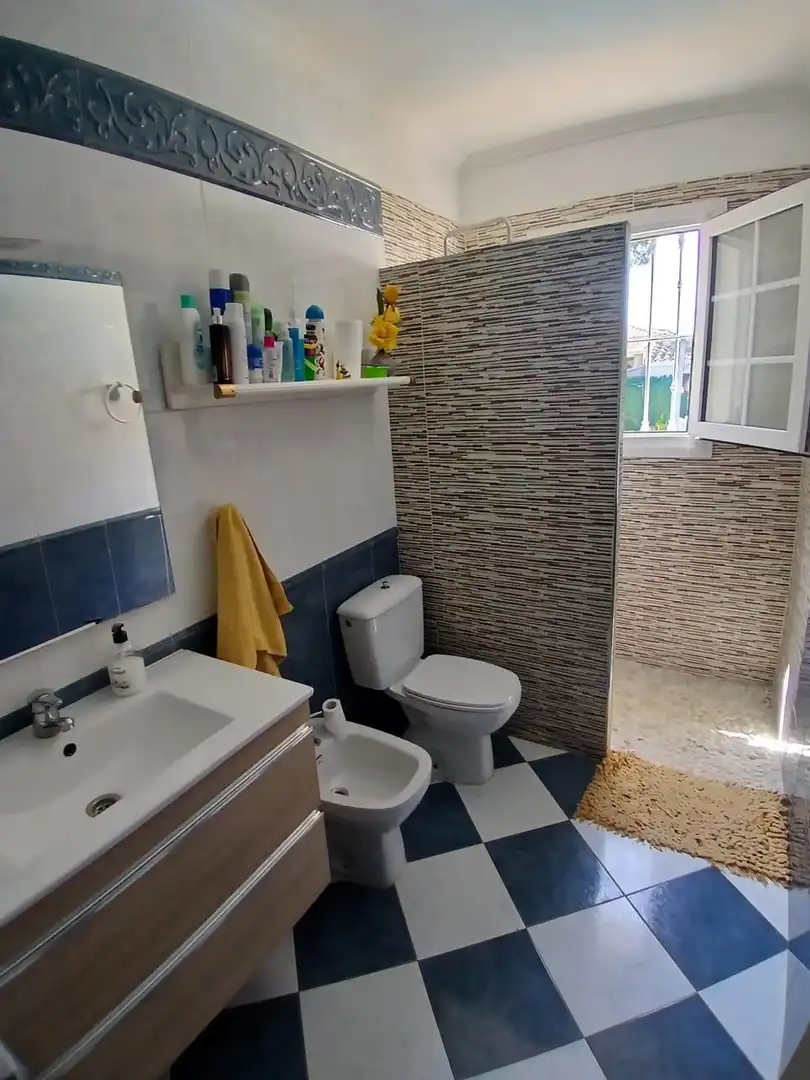 Badezimmer von Haus oder Chalet zum Verkauf in Aljaraque mit Heizung, Privatgarten und Schwimmbad
