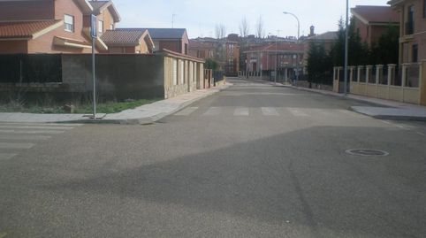Se vende magnífica parcela en esquina de 250 m2 con excelente orientación. Zona Urbanización Los Lirios.
