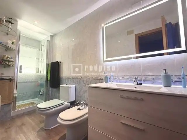 Bathroom of Flat for sale in Madrid  with Air Conditioner, Heating and Private garden