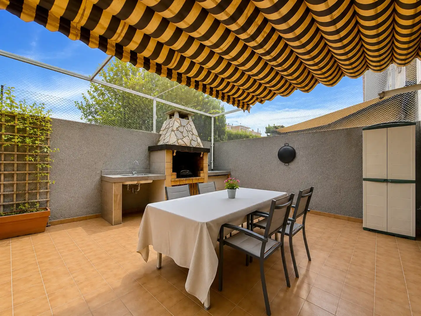 Terrasse von Einfamilien-Reihenhaus zum Verkauf in San Antonio de Benagéber mit Klimaanlage, Heizung und Privatgarten