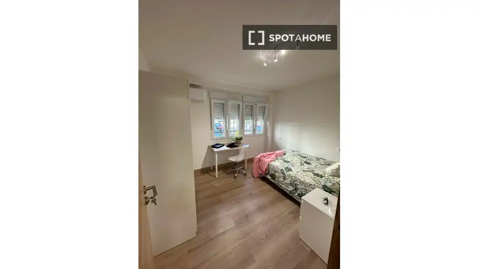 Bedroom of Flat for share in Macarena