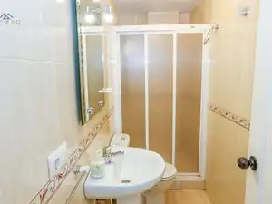 Badezimmer von Erdgeschoss zur Miete in Almuñécar mit Klimaanlage, Terrasse und Möbliert