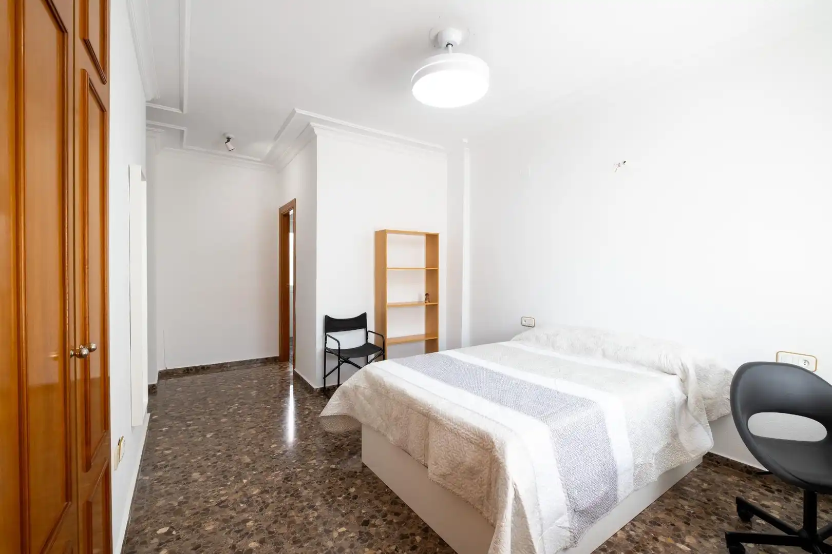 Schlafzimmer von Dachboden zur Miete in Moncada mit Privatgarten, Terrasse und Balkon