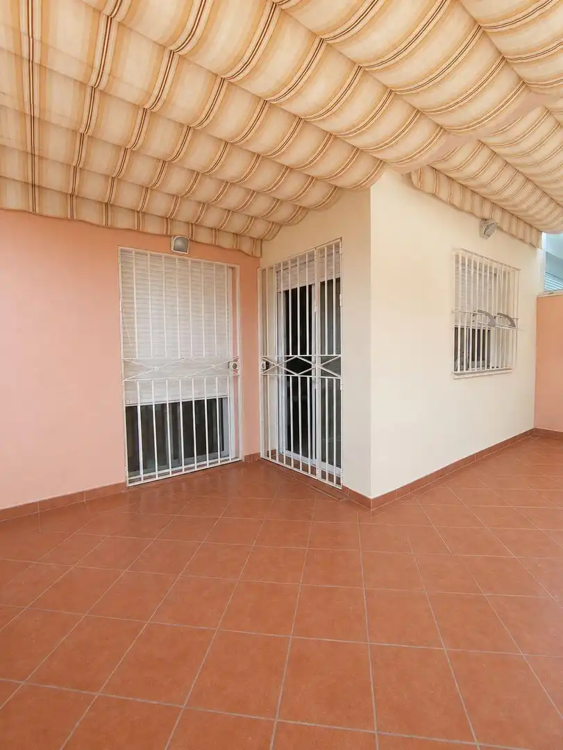 Balcony of Ground floor for rent in Algeciras  with Private garden, Furnished and Alarm