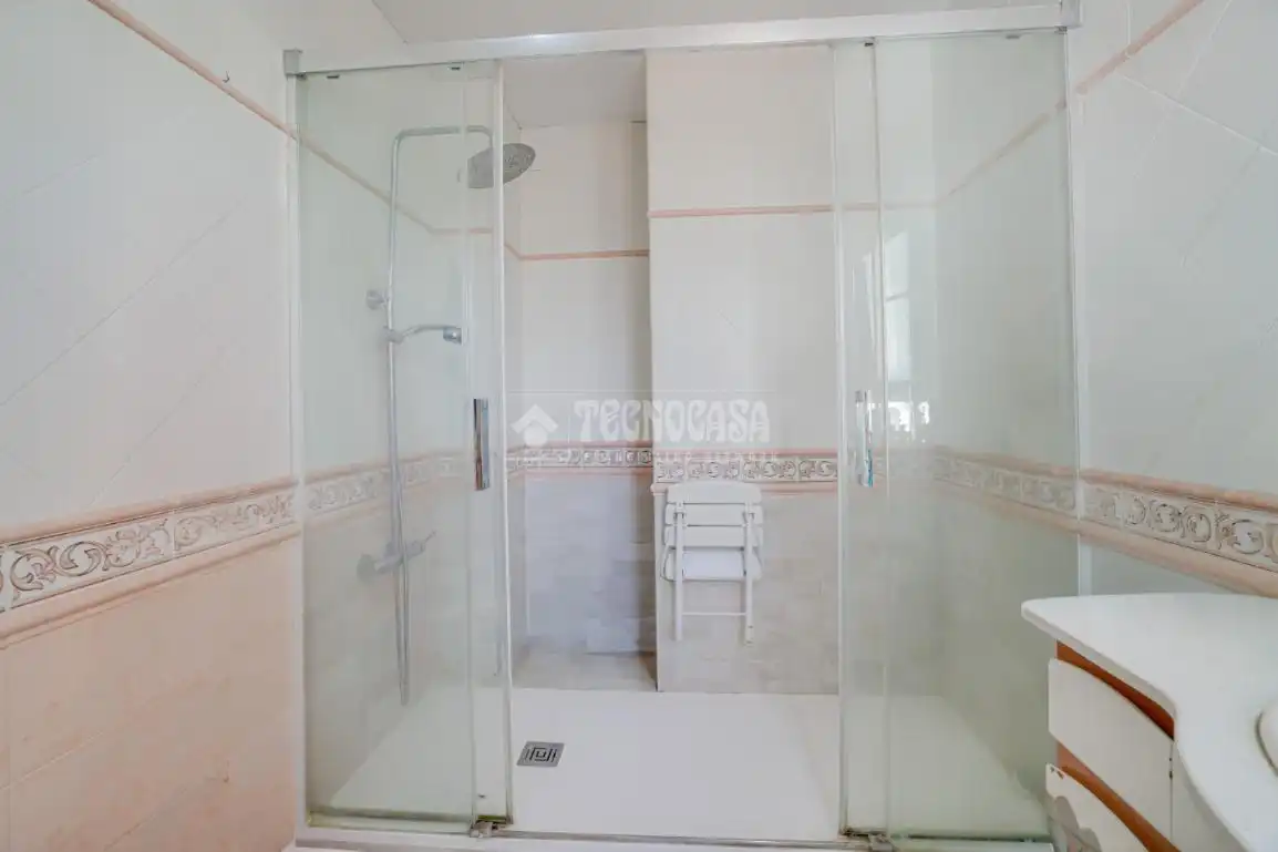 Baño de Piso en venta en L'Hospitalet de Llobregat con Aire acondicionado, Calefacción y Terraza