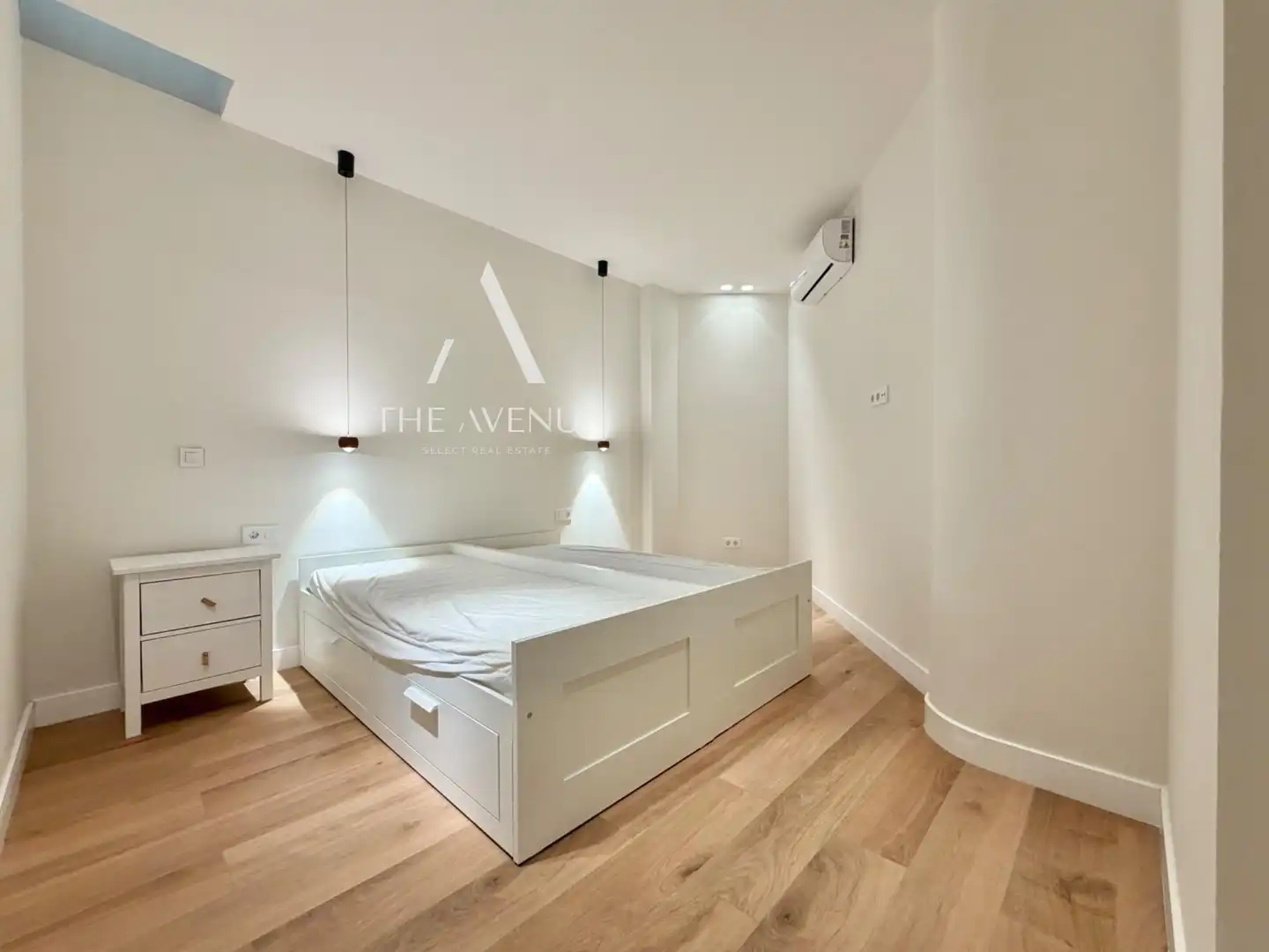 Bedroom of Flat for sale in Madrid  with Air Conditioner, Storage room and Furnished