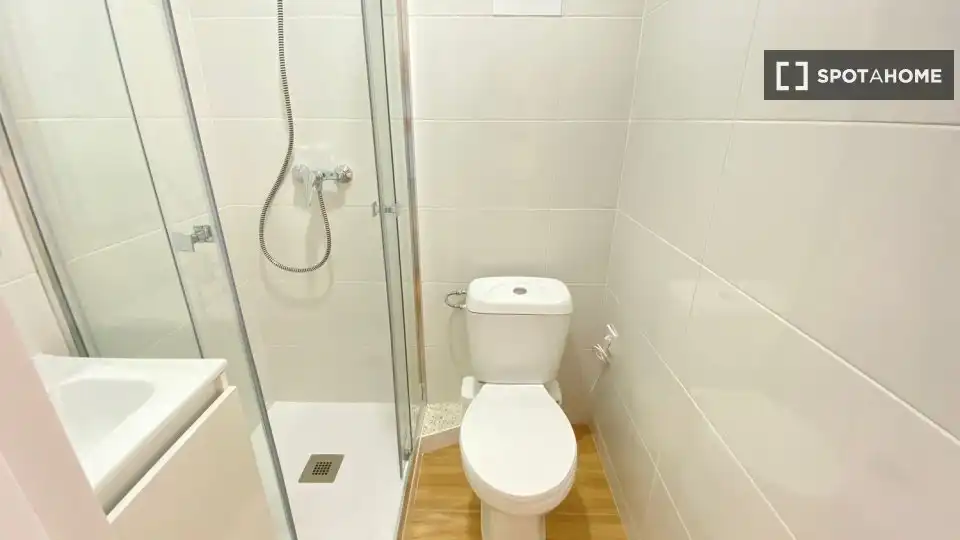 Bathroom of Flat for rent in Madrid  with Air Conditioner, Heating and Furnished