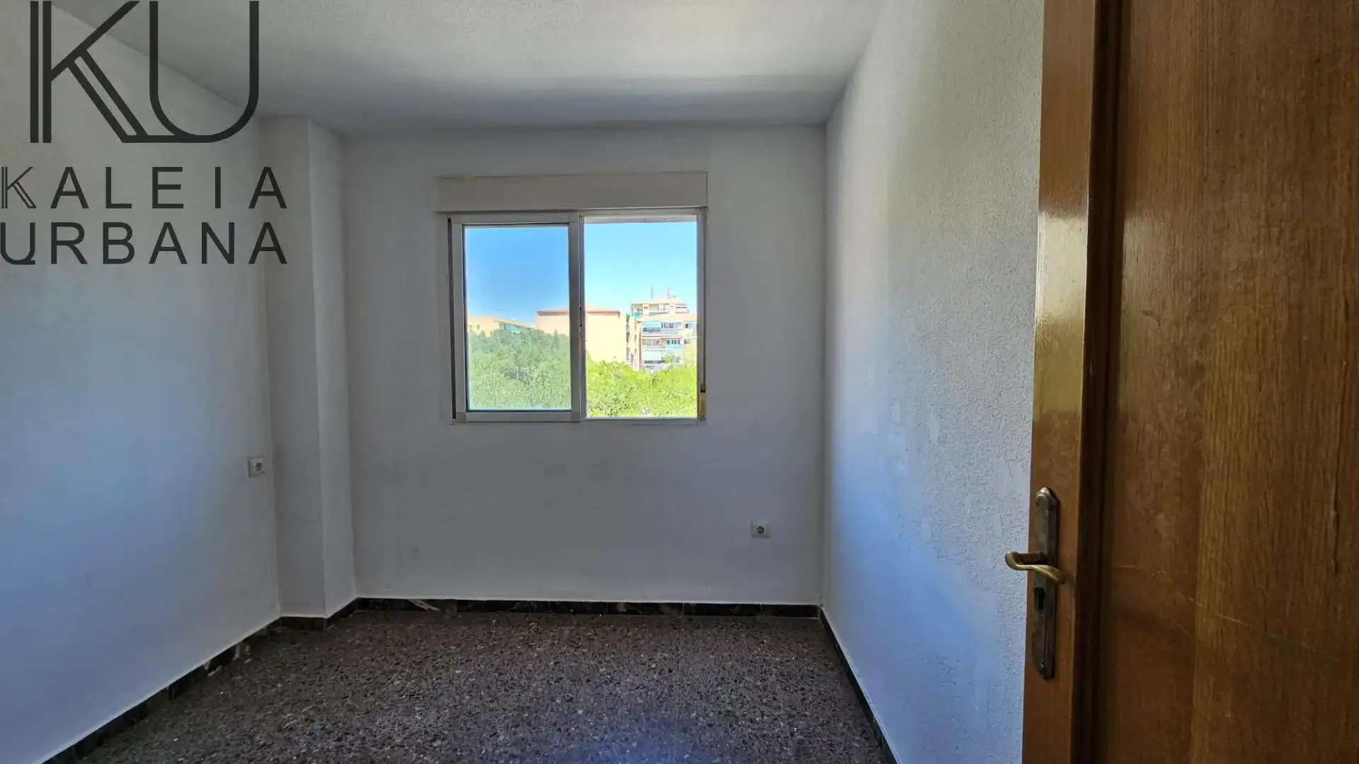 Habitación de Piso en venta en Alicante / Alacant con Aire acondicionado, Terraza y Balcón