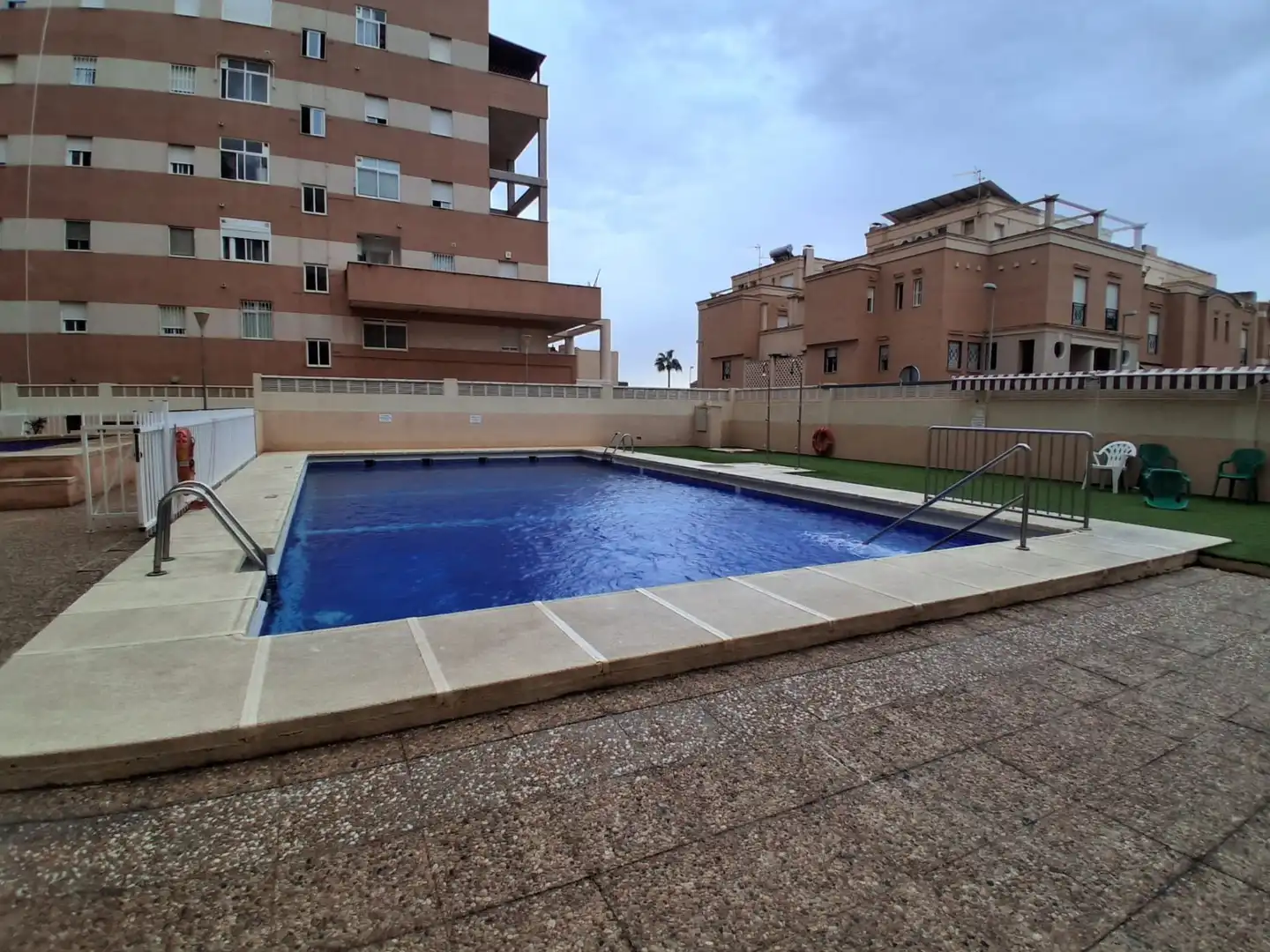 Piscina de Pis en venda en Roquetas de Mar amb Aire condicionat, Calefacció i Terrassa