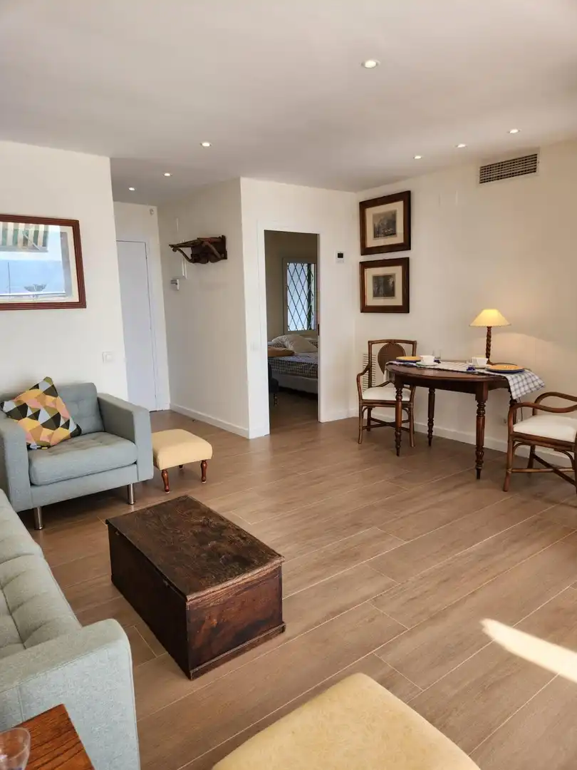 Wohnzimmer von Wohnung zur Miete in Sitges mit Klimaanlage, Privatgarten und Terrasse