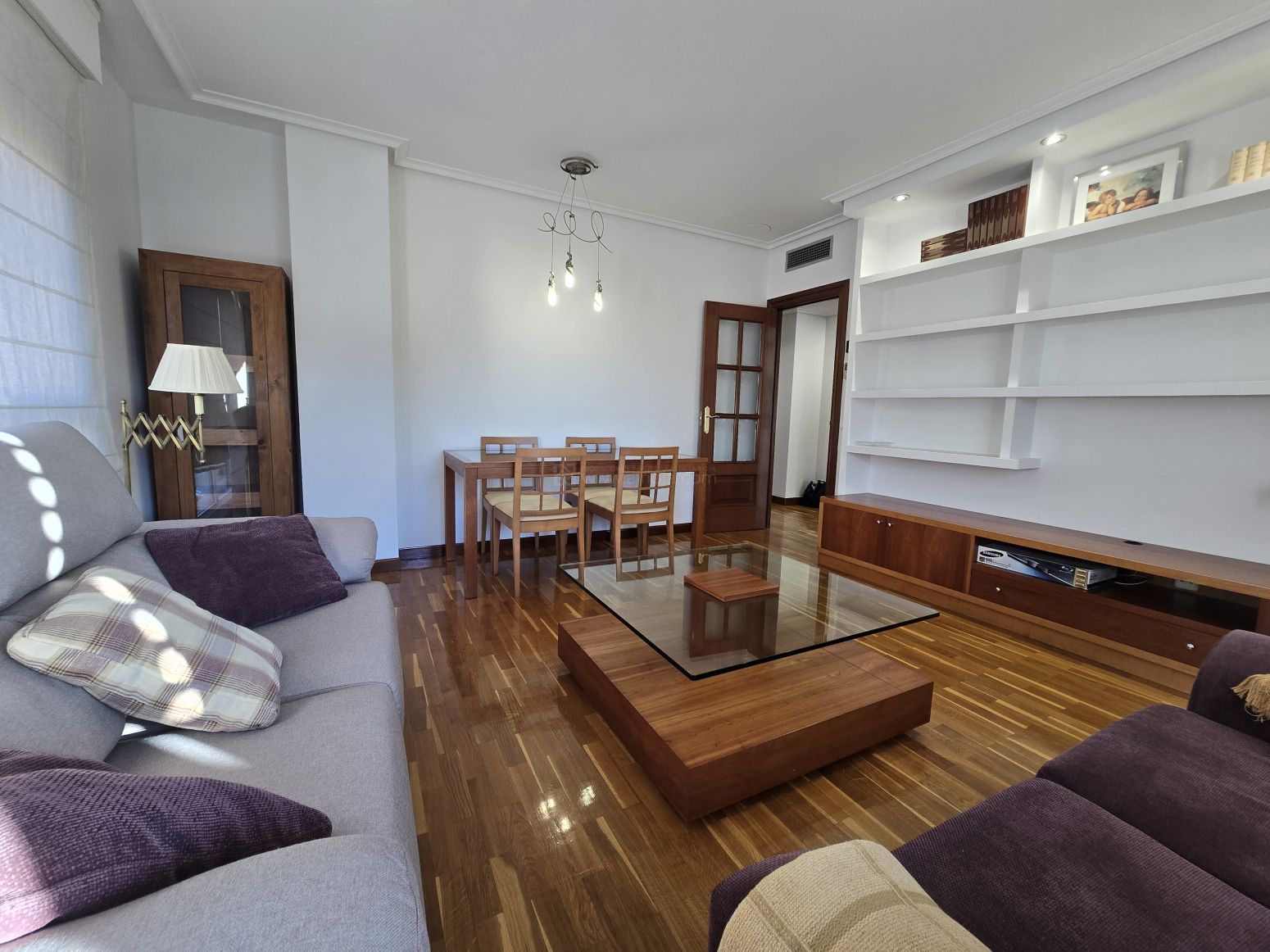 Living room of Flat to rent in  Logroño  with Air Conditioner, Heating and Parquet flooring