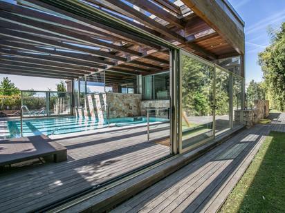 Swimming pool of House or chalet for sale in  Madrid Capital  with Air Conditioner, Heating and Private garden