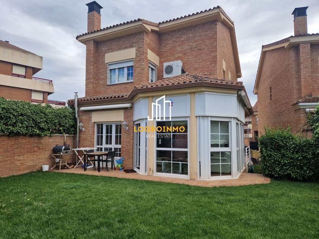 Vista exterior de Casa o xalet en venda en  Logroño amb Aire condicionat, Calefacció i Jardí privat