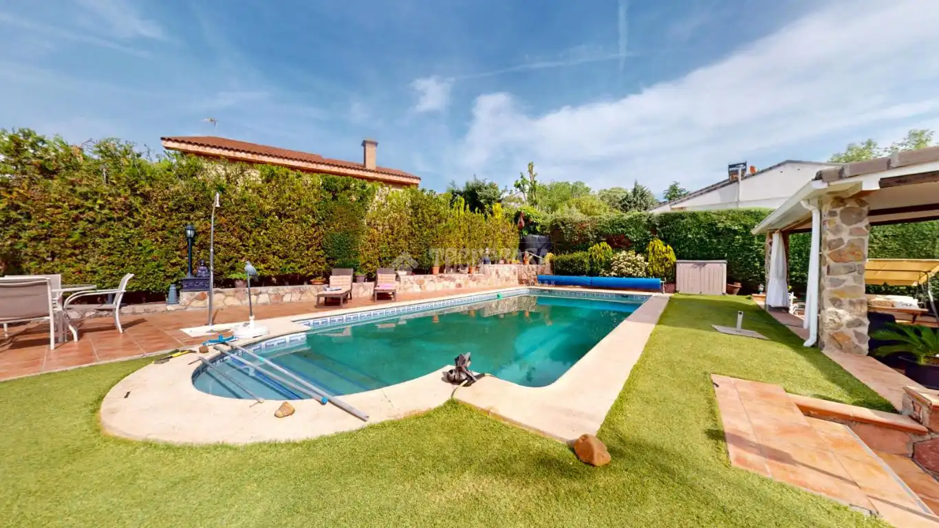Piscina de Casa o xalet en venda en El Casar amb Piscina