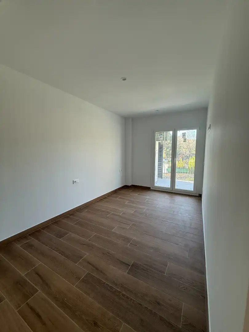 Bedroom of Flat for rent in Tiana  with Air Conditioner, Heating and Oven