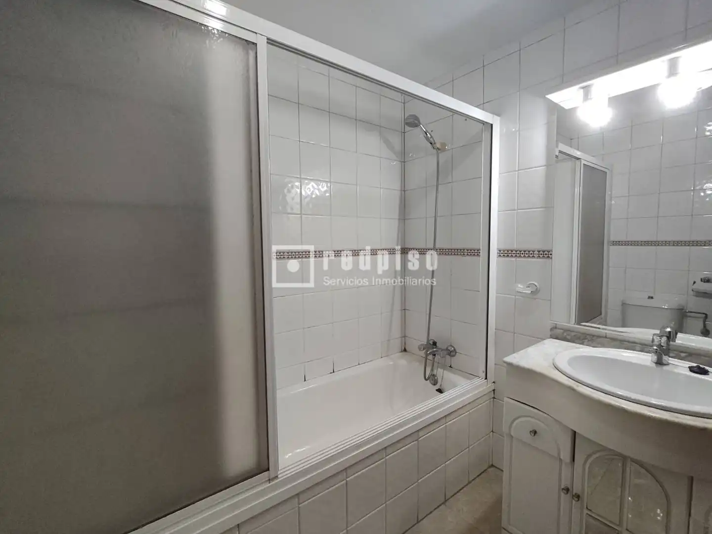 Baño de Piso en venta en Madrid con Aire acondicionado, Calefacción y Jardín privado
