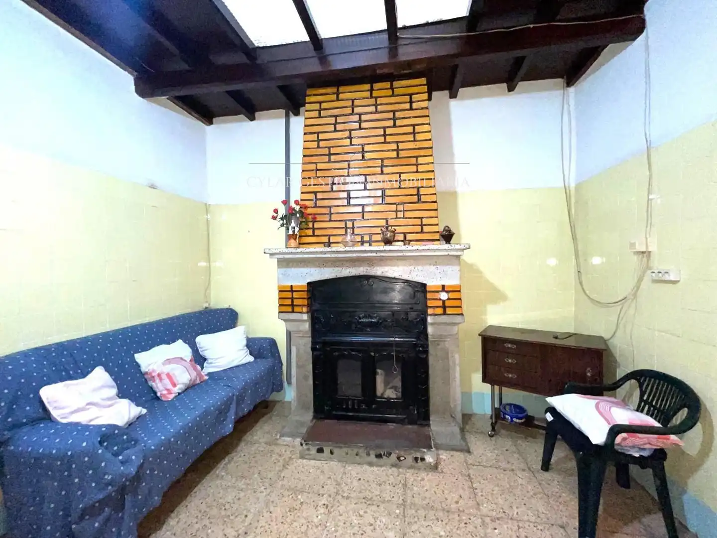 Sala d'estar de Casa o xalet en venda en San Pedro de Rozados amb Calefacció, Traster i Moblat